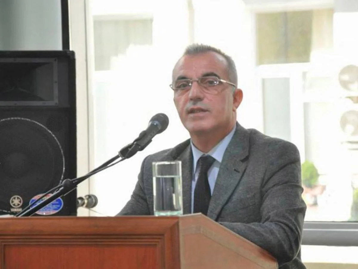 Əbülfəs Qarayev teatr direktorunu mükafatlandırıb