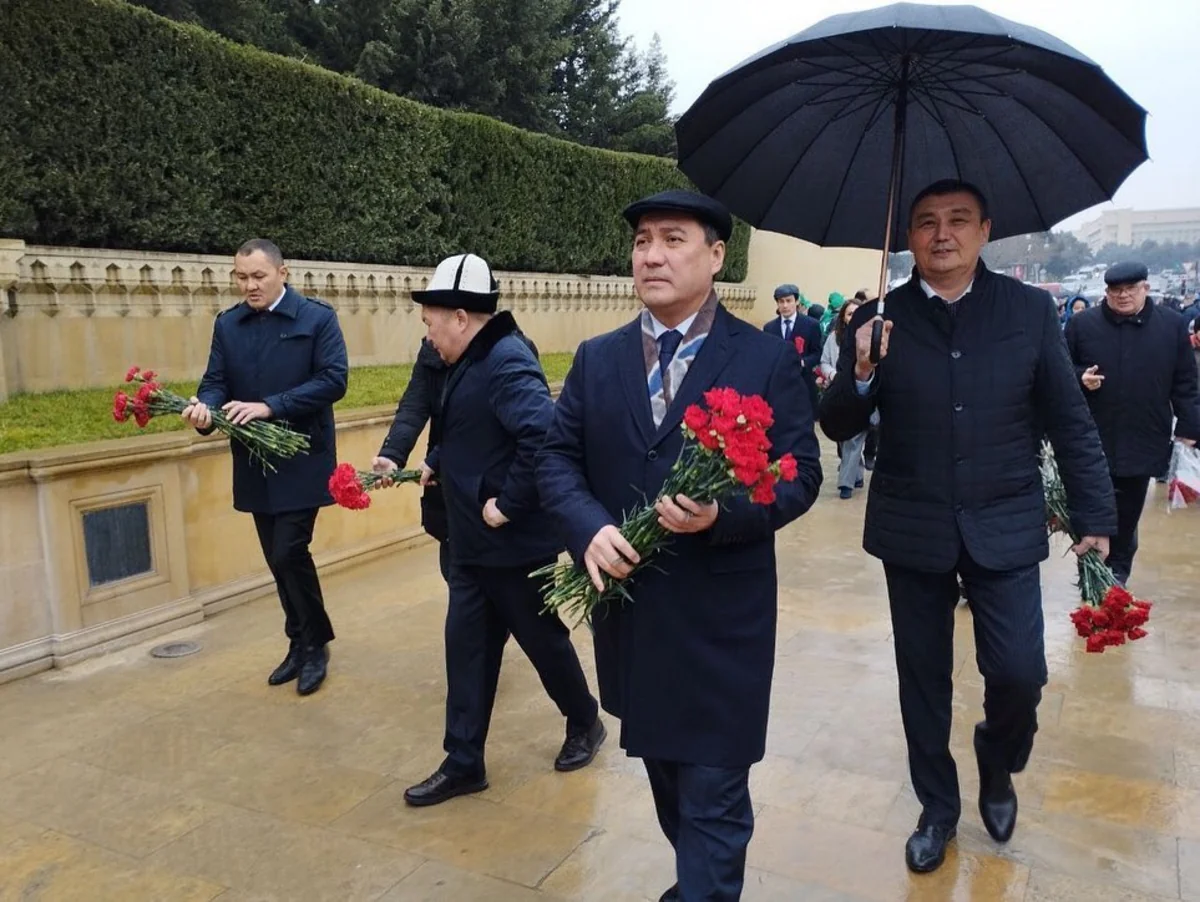 Qazaxıstan səfiri Şəhidlər xiyabanını ziyarət edib