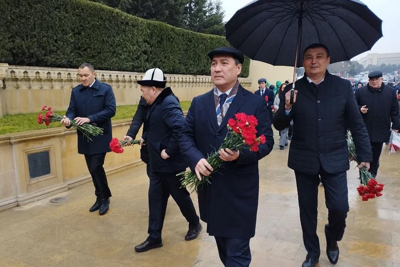 Qazaxıstan səfiri Şəhidlər xiyabanını ziyarət edib