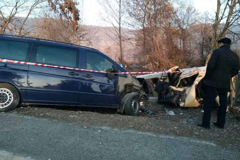 Qaxda mikroavtobusla minik avtomobili toqquşub, ölən var - FOTO - VİDEO - YENİLƏNİB