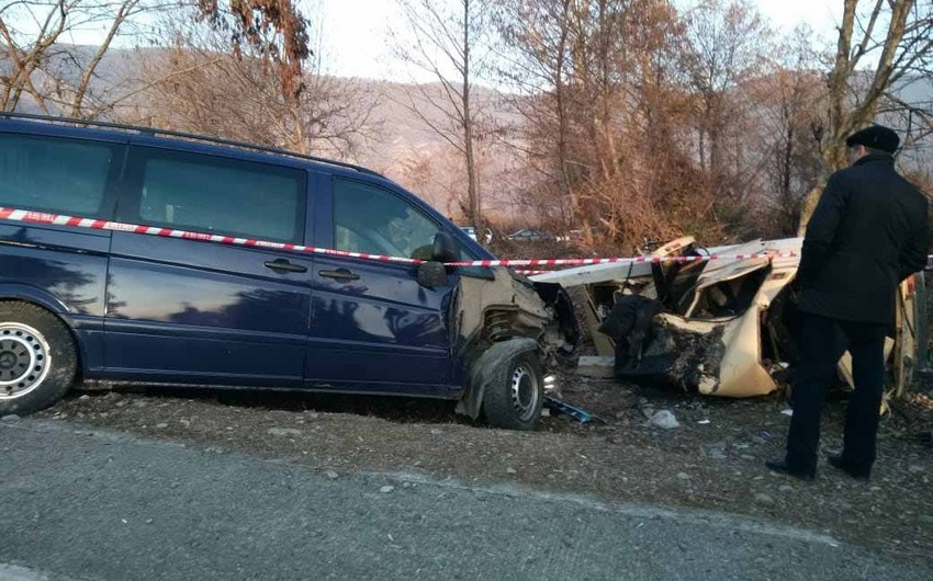 Qaxda mikroavtobusla minik avtomobili toqquşub, ölən var - FOTO - VİDEO - YENİLƏNİB