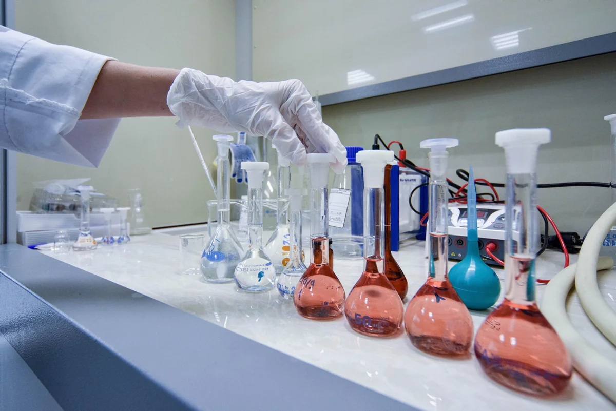 ÜST: COVID-19 laboratoriya yox, təbii mənşəlidir