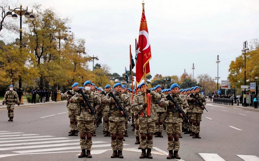 Türkiyə hərbçiləri Zəfər paradında keçid edib 