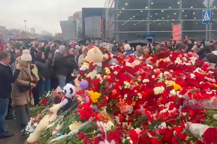 Moskva sakinləri “Crocus City Hall”dakı terror aktı qurbanlarının xatirəsini anır