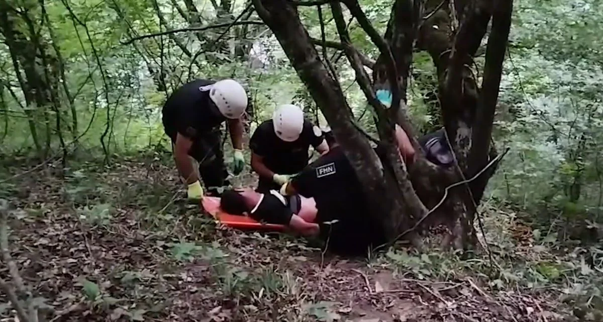 Qəbələdə mürəkkəb relyefli dağlıq-meşəlik ərazidə yıxılan şəxs xilas edilib