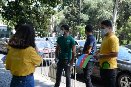 Könüllülər polisə dəstək oldu