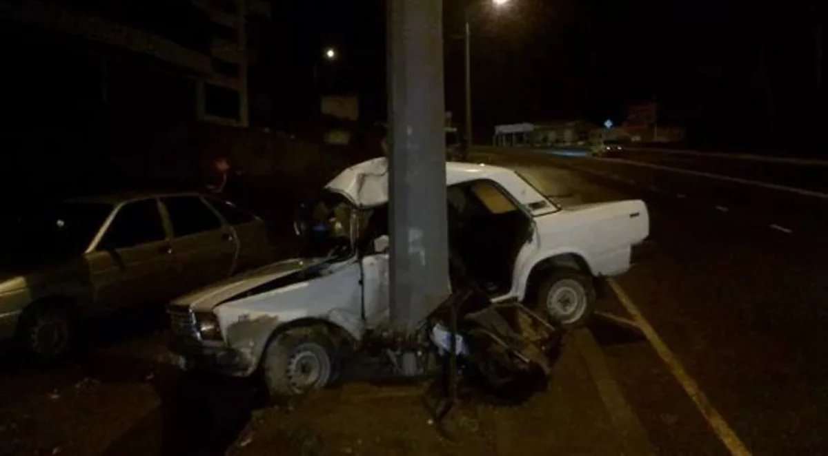 Mingəçevirdə avtomobil beton işıq dirəyinə çırpılıb, ölən və yaralanan var - YENİLƏNİB