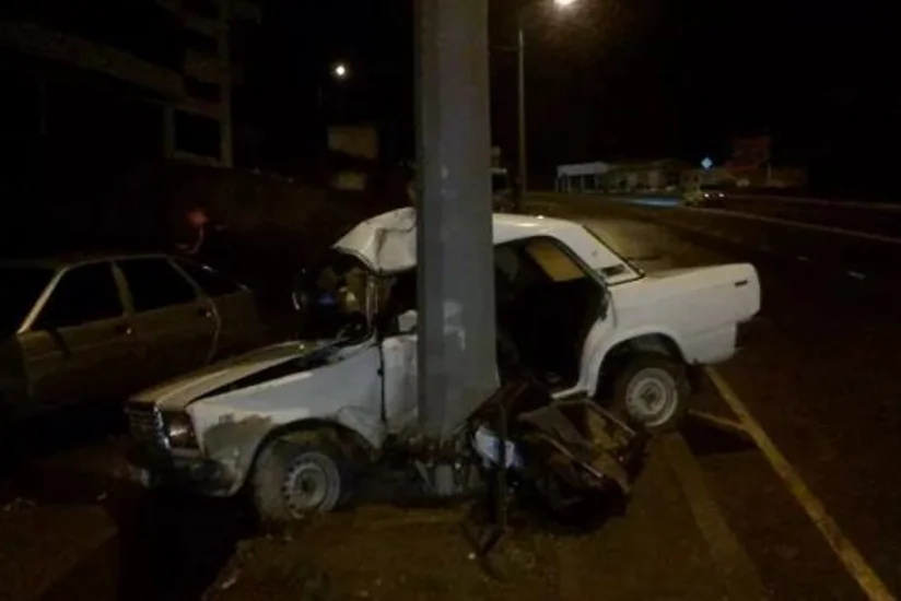 В Мингячевире автомобиль врезался в бетонный фонарный столб, два человека получили травмы