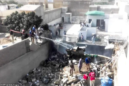 В Пакистане разбился пассажирский самолет, 107 человек погибли - ВИДЕО - ОБНОВЛЕНО