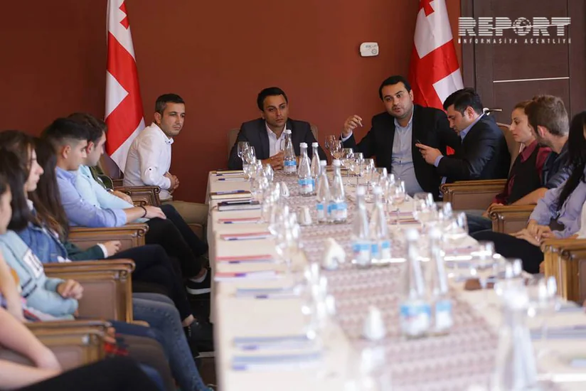 Gürcüstan hakim partiyasının Marneuli rayonunun meri vəzifəsinə namizədi azərbaycanlı gənclərlə görüşüb