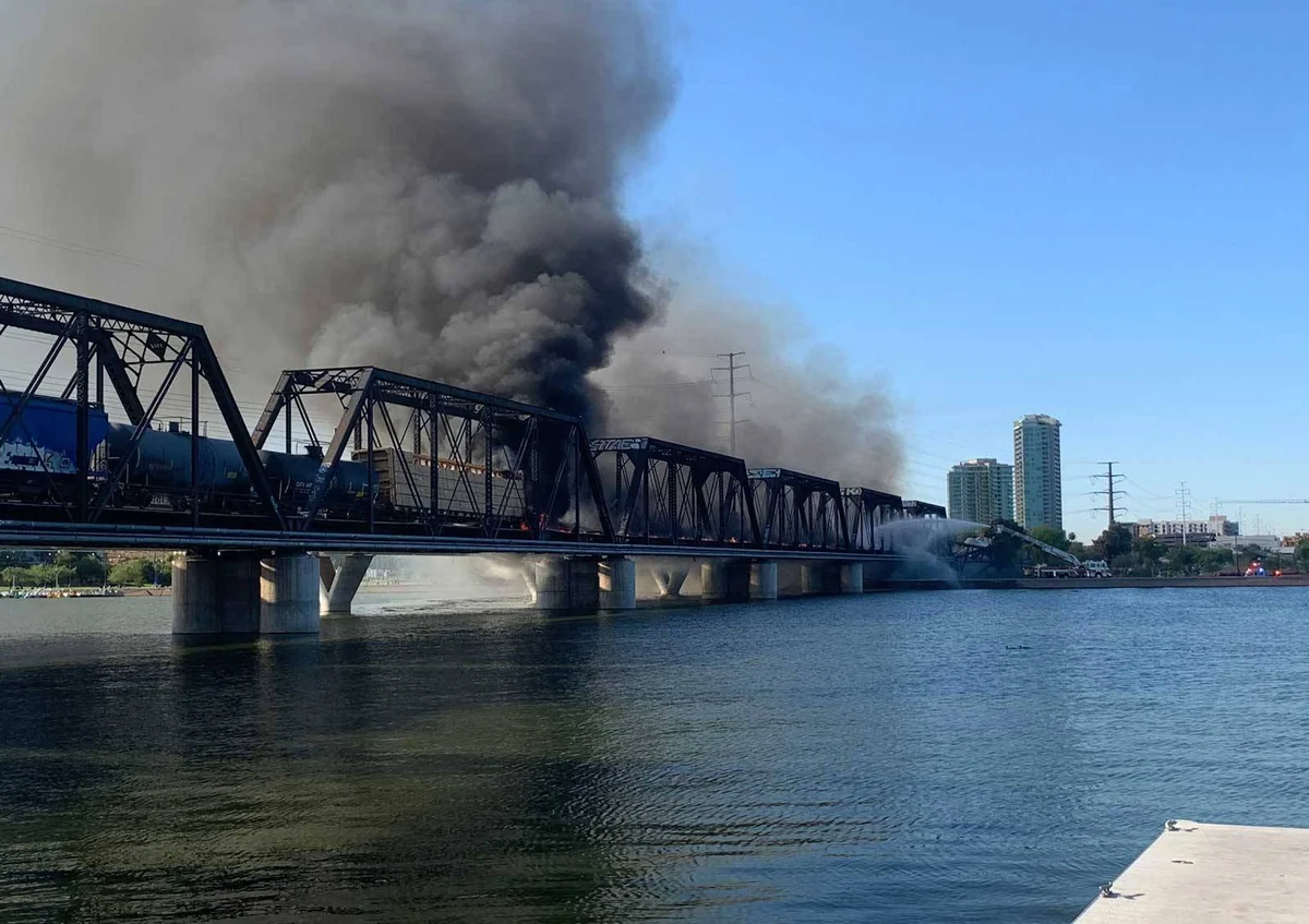 В США поезд сошел с рельсов и загорелся