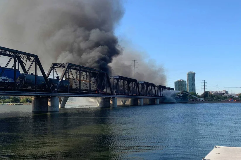 В США поезд сошел с рельсов и загорелся