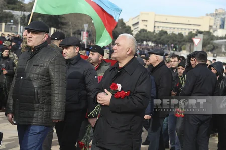 People of Azerbaijan pay tribute to 20 January martyrs - PHOTOS