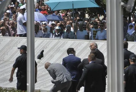 Srebrenitsada keçirilən matəm mərasiminə qatılan Serbiyanın baş nazirinə daş və butulka atıblar - VİDEO