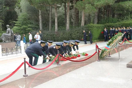 Prokurorluq işçiləri Fəxri və Şəhidlər xiyabanlarını ziyarət ediblər