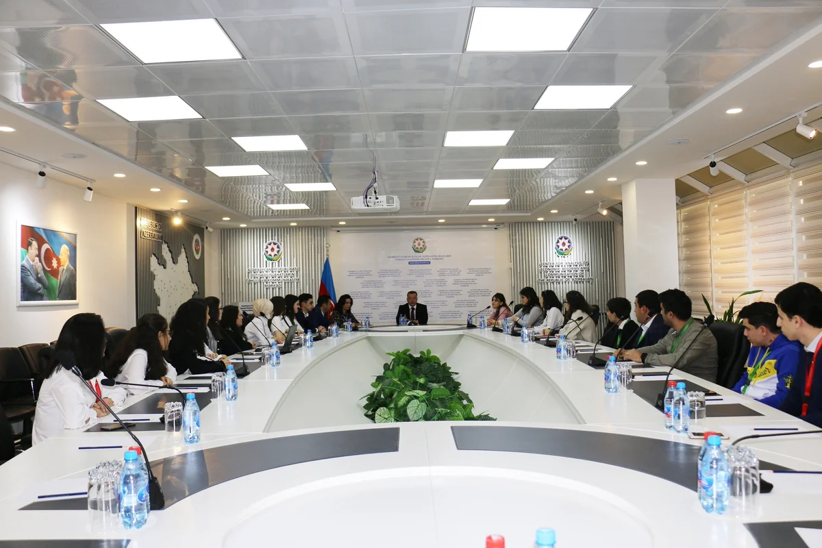 İqtisadi İslahatların Təhlili və Kommunikasiya Mərkəzində təcrübəçilərlə görüş keçirilib