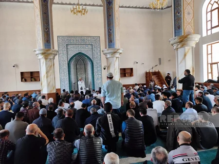 Nərimanovdakı “Cümə” məscidində təmirdən sonra ilk Cümə namazı qılınıb