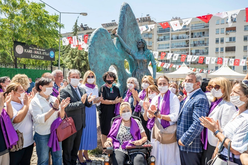 Azərbaycanlı Türkiyədə cinayət qurbanları olan qadınlarla bağlı heykəl hazırlayıb