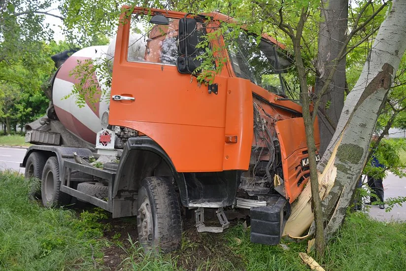 В Сальяне грузовик врезался в дерево, есть пострадавший
