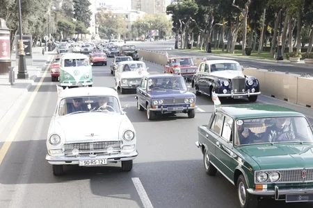 Bakıda Dövlət Bayrağı Günü münasibətilə klassik avtomobillərin paradı keçirilib - FOTOREPORTAJ