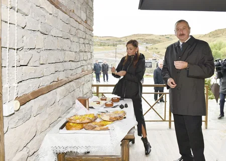 Prezident İlham Əliyev Şamaxının Dəmirçi kəndində görülən işlərlə tanış olub