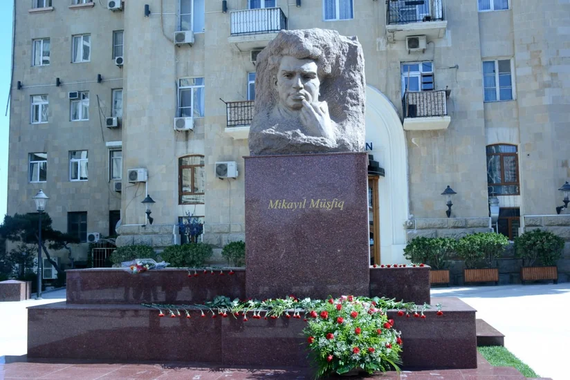 Mikayıl Müşfiqin doğum günündə abidəsi ziyarət olunub