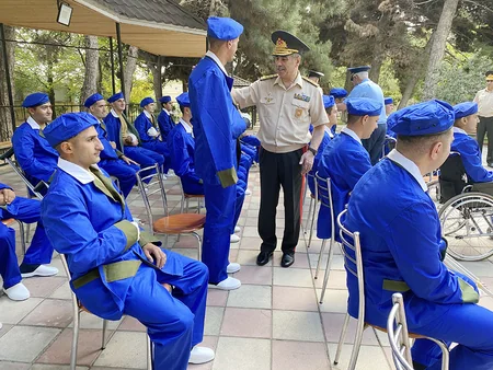 Müdafiə naziri hərbi hospitalda müalicə alan yaralılarla görüşüb