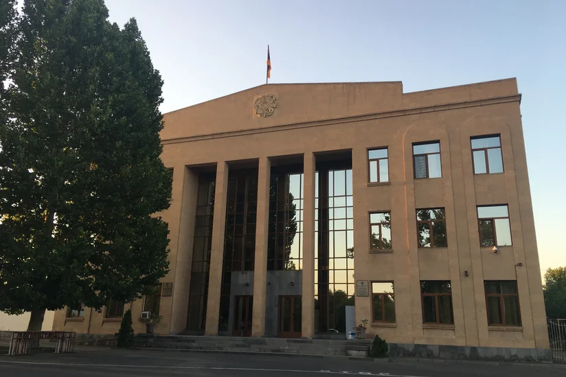 İrəvan məhkəməsi Paşinyanın oğlunu qaçırmaqda təqsirləndirilən qadına şərti cəza verib