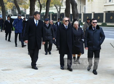 Azərbaycan xalqı Fəxri xiyabanda Ümummilli Liderin məzarını ziyarət edir