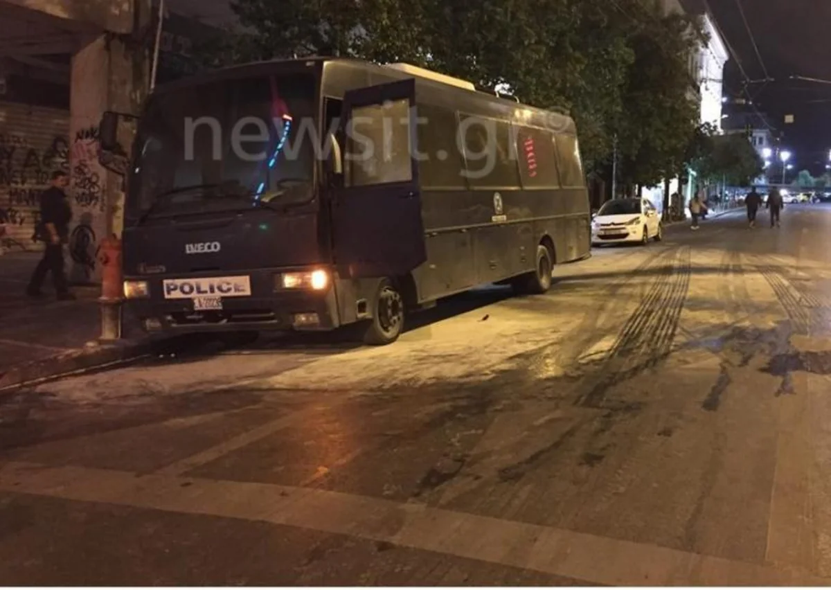 Afinada anarxistlər polis idarəsinə hücum ediblər, 4 nəfər yaralanıb - VİDEO