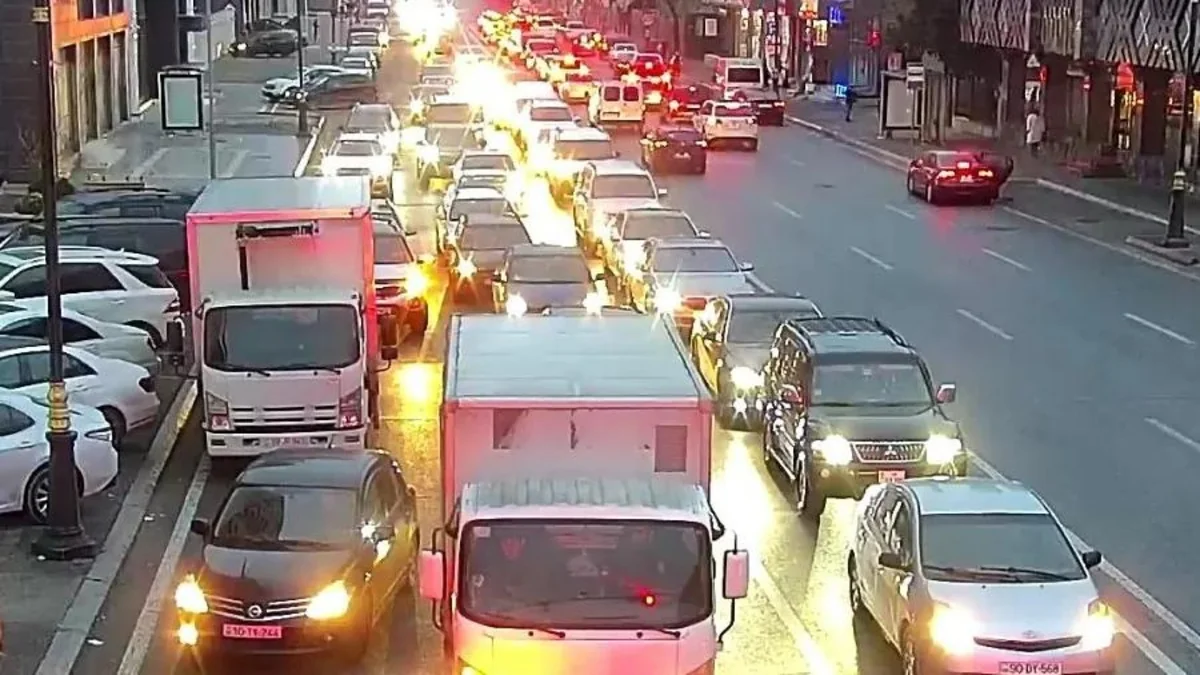 Bakının bəzi yollarında tıxac yaranıb - SİYAHI