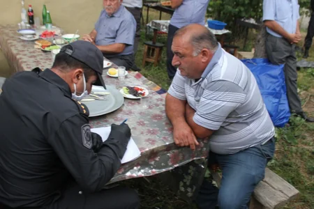 Hərbi xidmətdən qayıdan oğullarına yığıncaq keçirən atalar cərimələndi