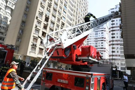 Bakıda çoxmərtəbəli binada yanğın olub, 8 nəfər təxliyə edilib - YENİLƏNİB