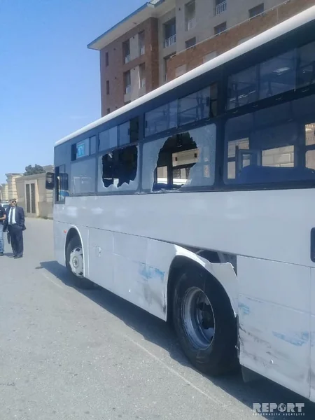 Bakıda sərnişin avtobusu kranla toqquşub, xəsarət alanlar var - FOTO
