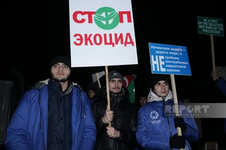 Участники акции протеста на дороге Ханкенди-Лачын исполняют патриотические песни