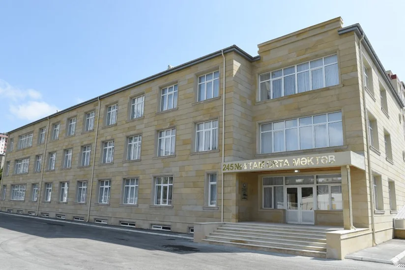 Президент Ильхам Алиев ознакомился с условиями, созданными в новом учебном корпусе школы номер 245 в Баку