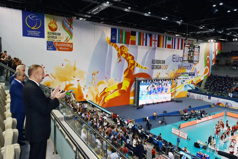 Prezident İlham Əliyev və birinci xanım Mehriban Əliyeva voleybol komandasının oyununa baxıb