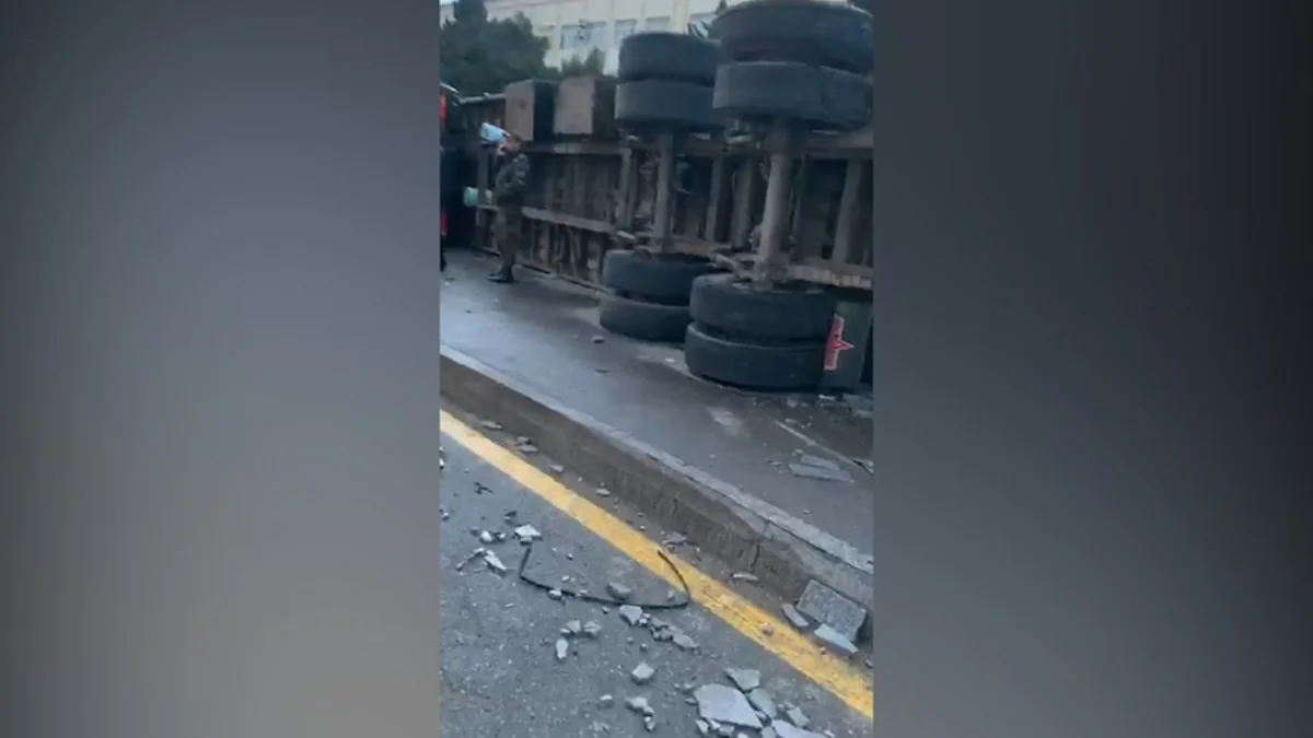 Bakıda qəza törədən yük avtomobilinin görüntüləri yayılıb - VİDEO