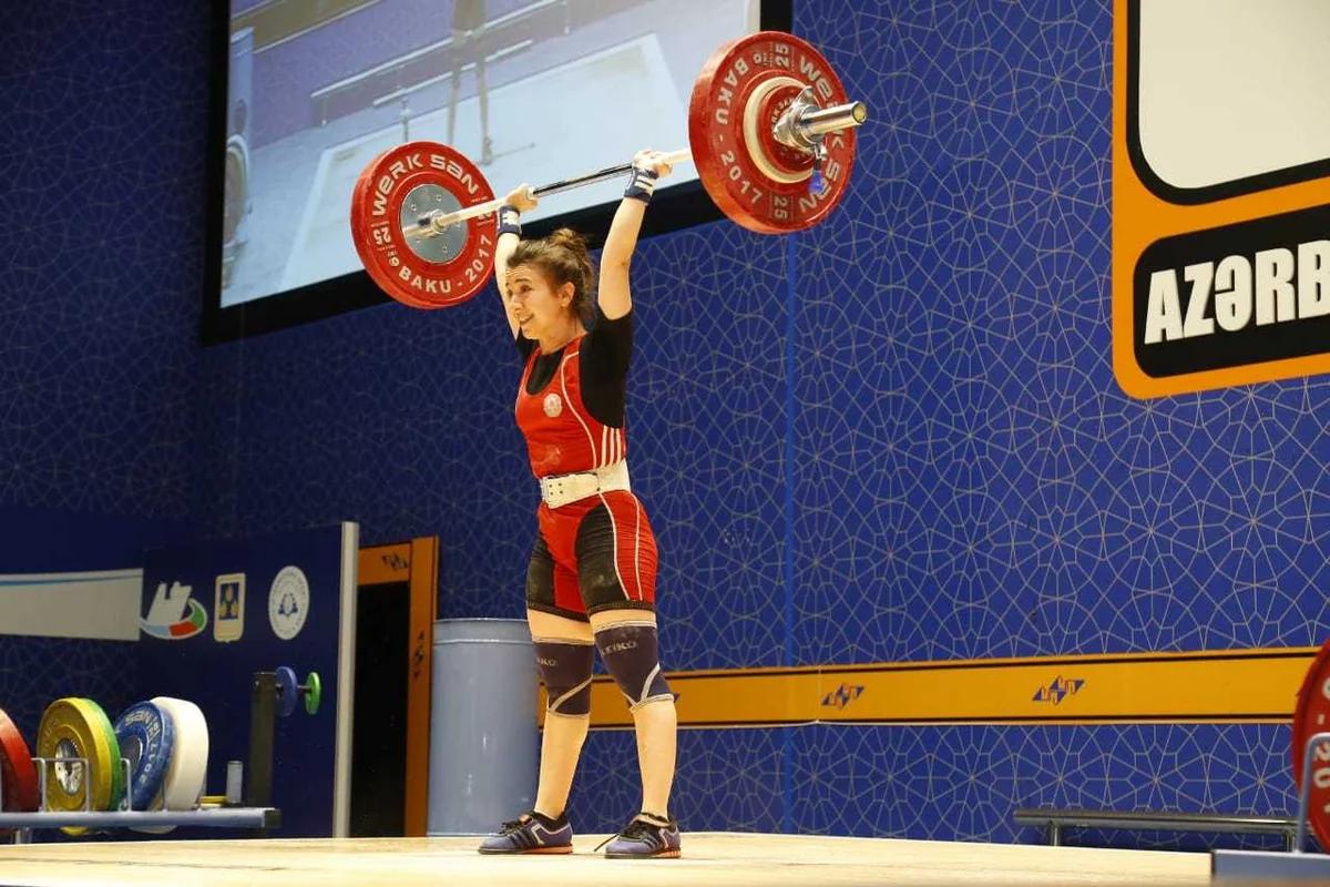 Gənc ağır atletlərin Azərbaycan birinciliyinə start verilib
