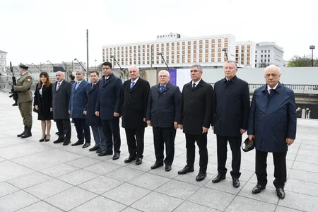 Sahibə Qafarova Varşavada “Naməlum əsgər” abidəsini ziyarət edib