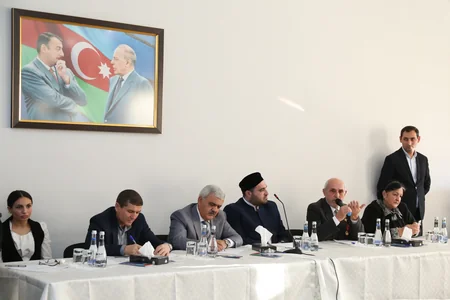 ​Deputatlığa namizəd Rövnəq Abdullayev Bakının Keşlə qəsəbəsində seçicilərlə görüşüb