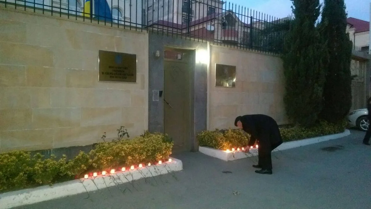 Bakı sakinləri Ukrayna səfirliyinin qarşısına çiçək dəstələri qoyub