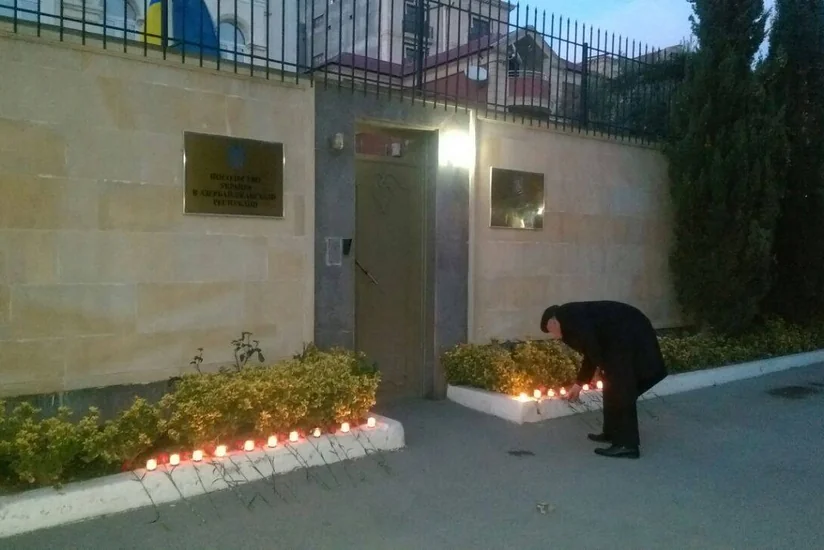 Bakı sakinləri Ukrayna səfirliyinin qarşısına çiçək dəstələri qoyub
